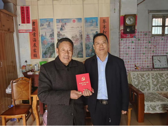 MK在线登录矿开展“光荣在党50年”纪念章颁发走访慰问活动